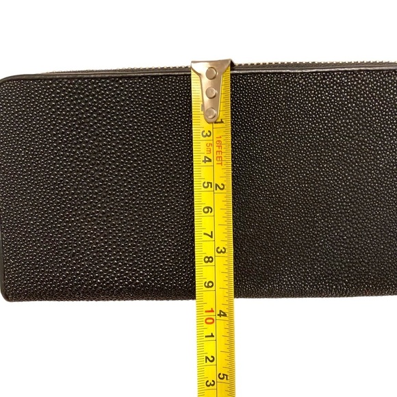 Stingray black zipper clutch wallet